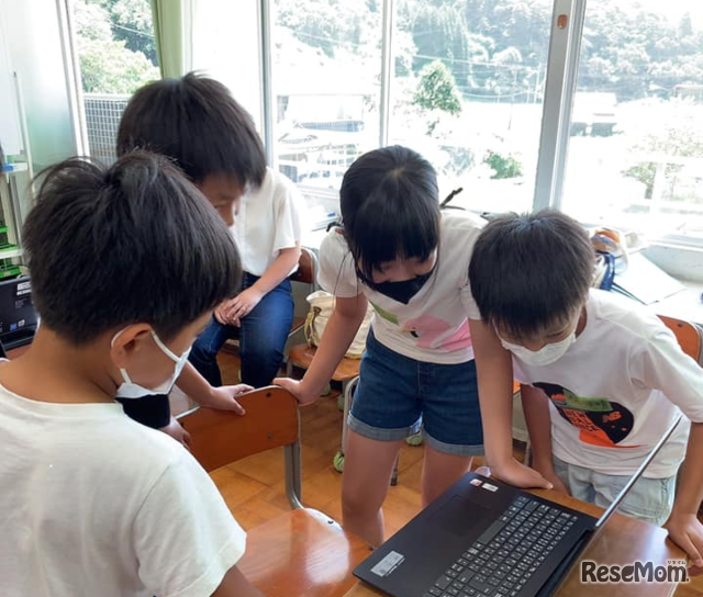 プログラミングに熱中する子供たち